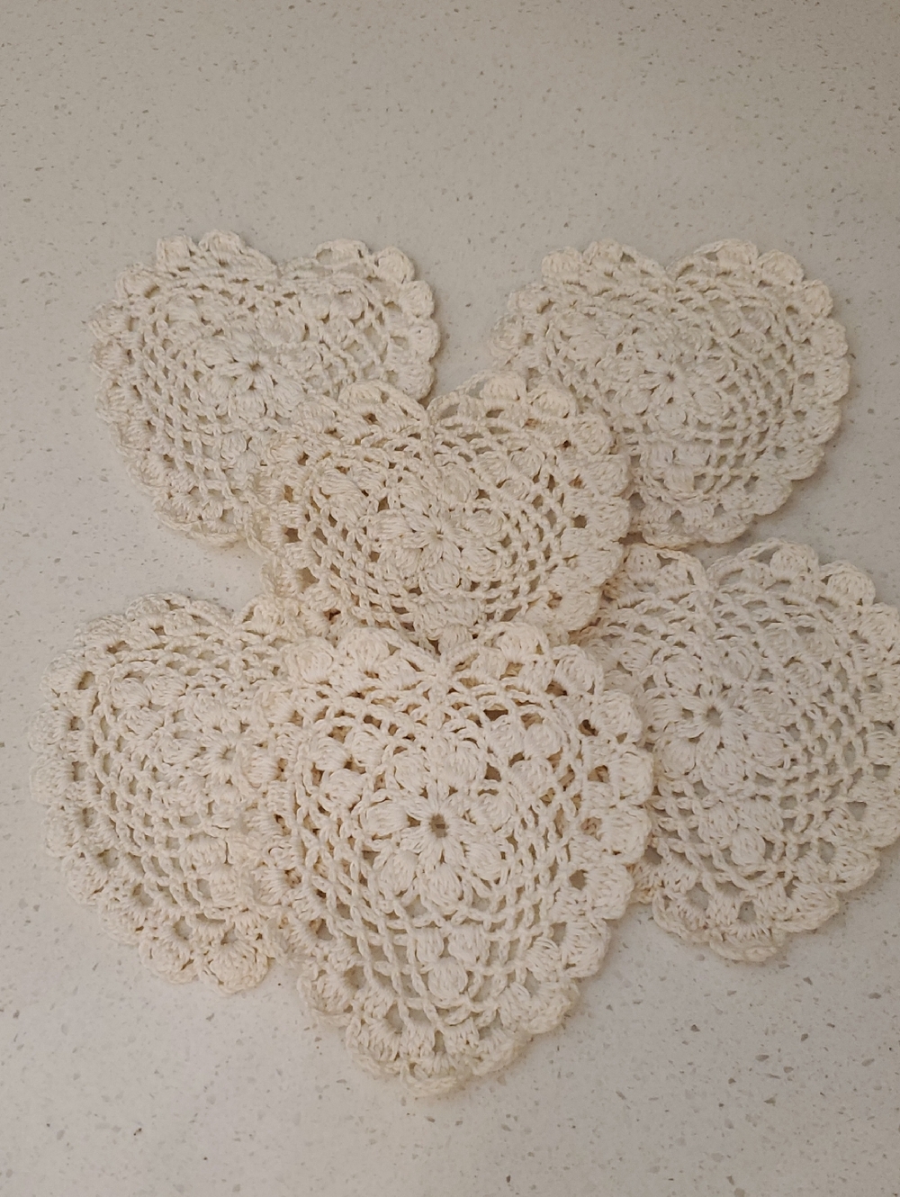 Vintage Heart Shaped Wicker Basket with Lot of 6 Crocheted Doily Coasters - Picture 4 of 8